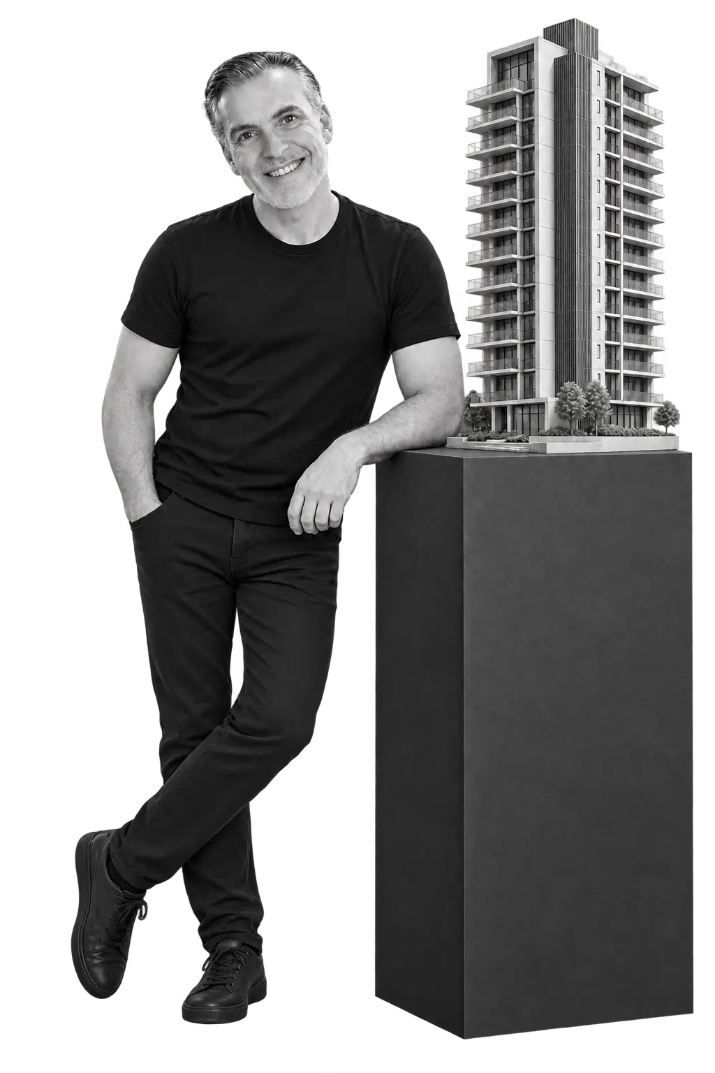 Daniel Bogo ao lado de uma maquete de edifício